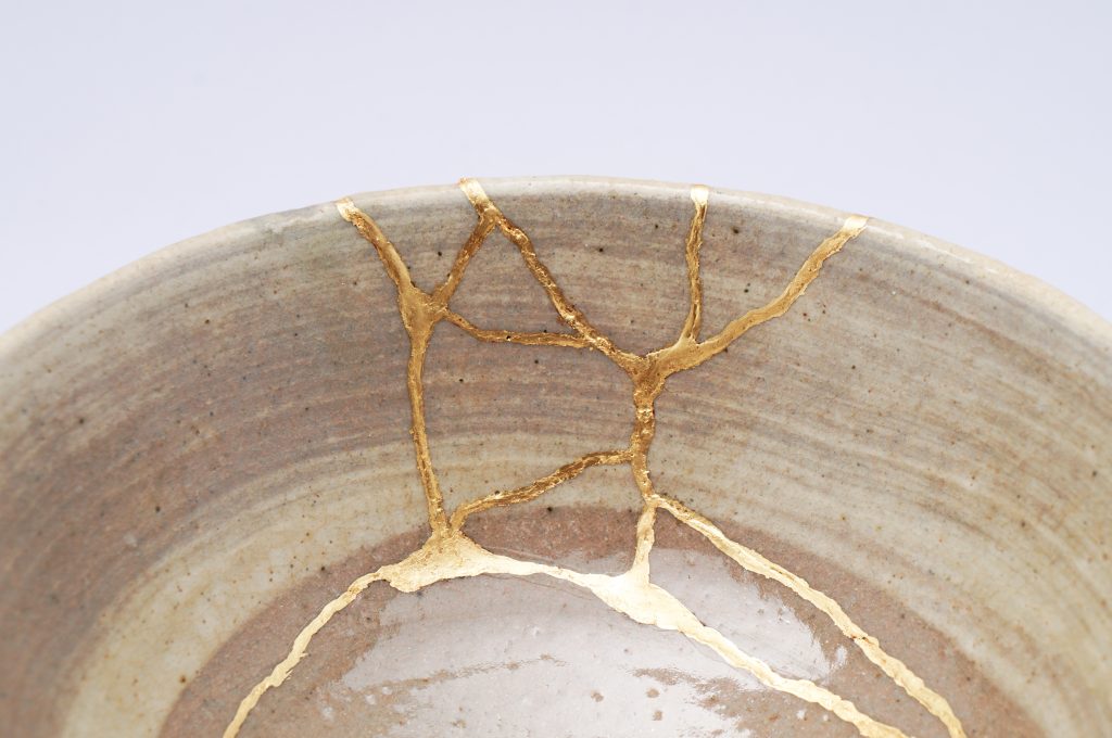 Accueil antique broken japanese beige bowl repaired with gold kintsugi technique